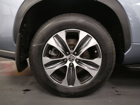 Used 2023 Toyota Highlander XLE AWD/4WD image 35