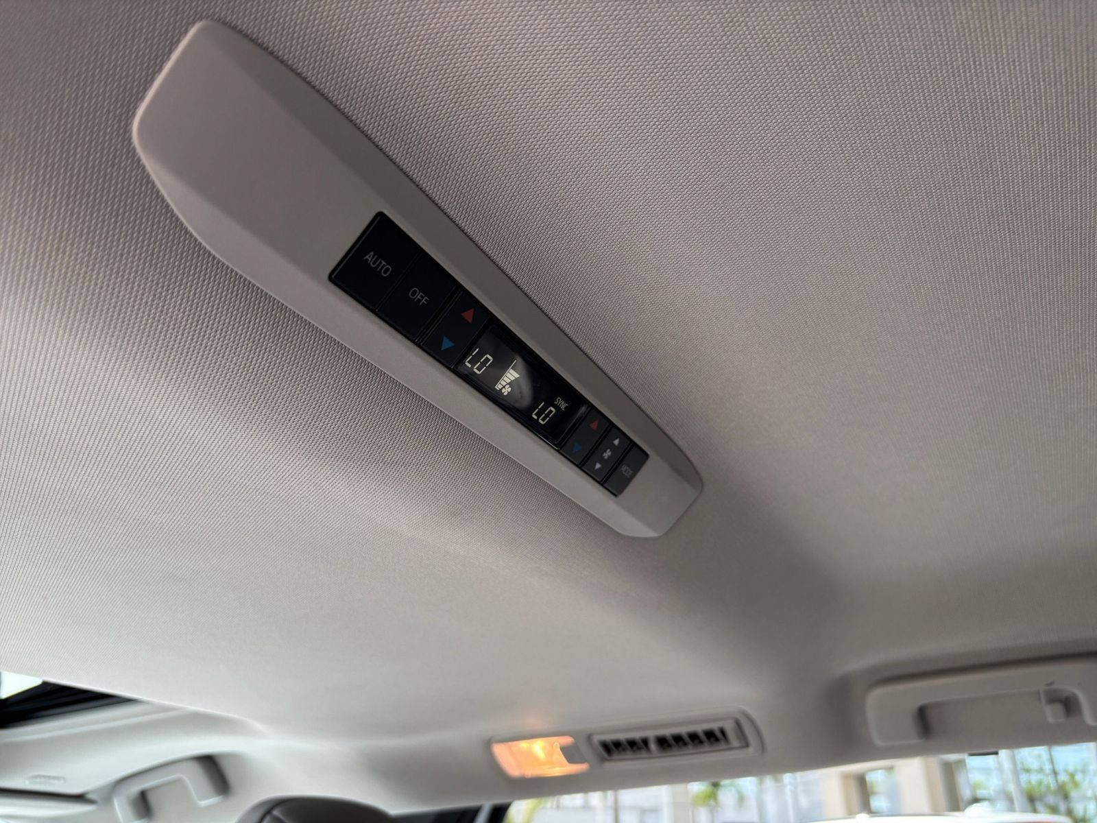 Used 2025 Toyota Sienna XLE FWD image 24
