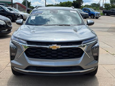 Used 2025 Chevrolet Trax LT FWD image 3