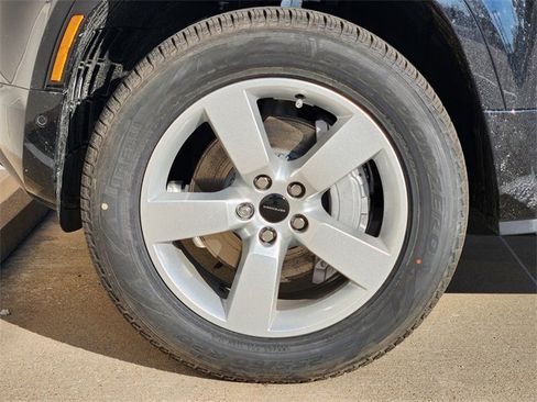 New 2026 Land Rover Defender 110 X-Dynamic SE image 6