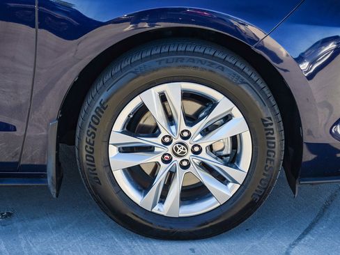 Used 2023 Toyota Sienna Limited image 11