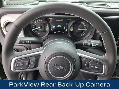 Used 2025 Jeep Wrangler Unlimited Sahara AWD/4WD image 4