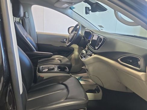 Used 2023 Chrysler Pacifica Touring-L FWD image 11