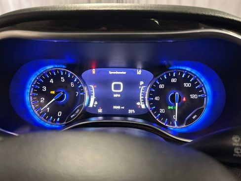 Used 2024 Chrysler Pacifica Limited FWD image 16