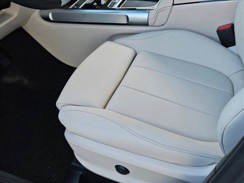 Used 2025 Mercedes-Benz GLB 250 image 4