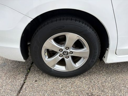 Used 2018 Toyota Sienna LE FWD image 25