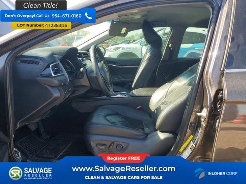 Used 2018 Toyota Camry XLE image 9