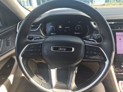 Used 2022 Jeep Grand Cherokee L Limited AWD/4WD image 13