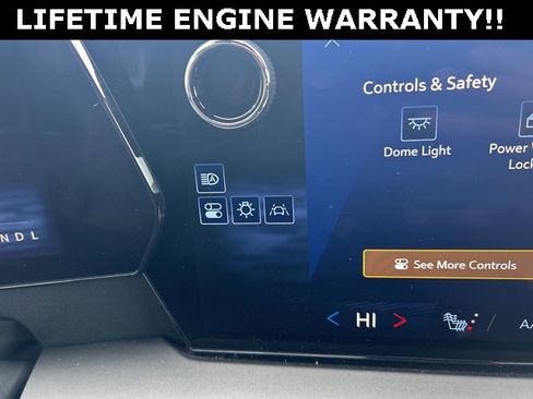 Used 2025 Chevrolet Traverse LT image 24