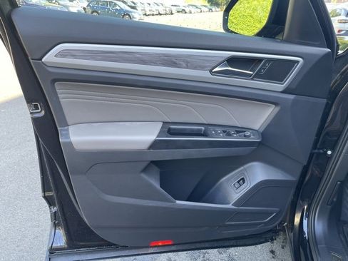 Used 2021 Volkswagen Atlas Cross Sport SE image 19