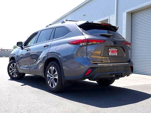 Used 2022 Toyota Highlander XLE AWD/4WD image 7