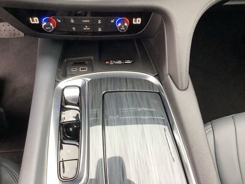 Used 2022 Buick Enclave Essence w/ Sport Touring Edition image 33