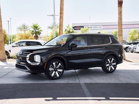 New 2025 Mitsubishi Outlander SE image 4