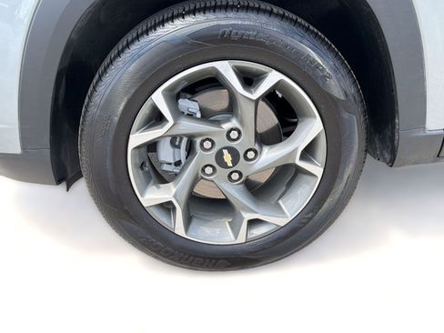 Certified 2025 Chevrolet Trax LT w/ Driver Confidence Package image 12