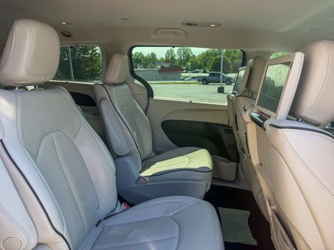 Used 2018 Chrysler Pacifica Limited w/ Advanced Safetytec Group FWD image 17