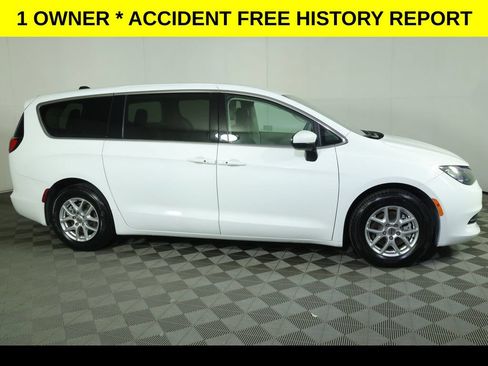 Used 2023 Chrysler Voyager LX FWD image 2
