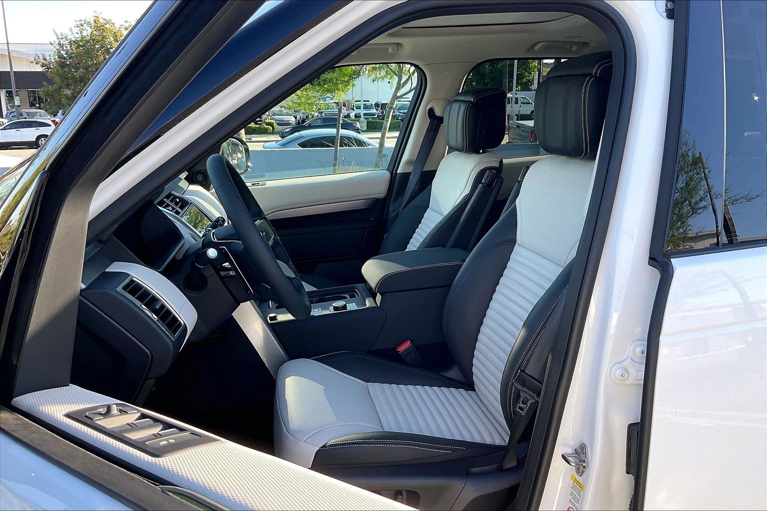 New 2026 Land Rover Discovery Limited Edition AWD/4WD image 16