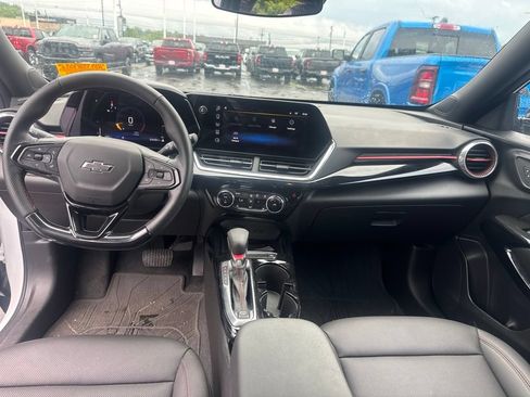 Used 2024 Chevrolet Trax RS w/ Sunroof Package FWD image 5