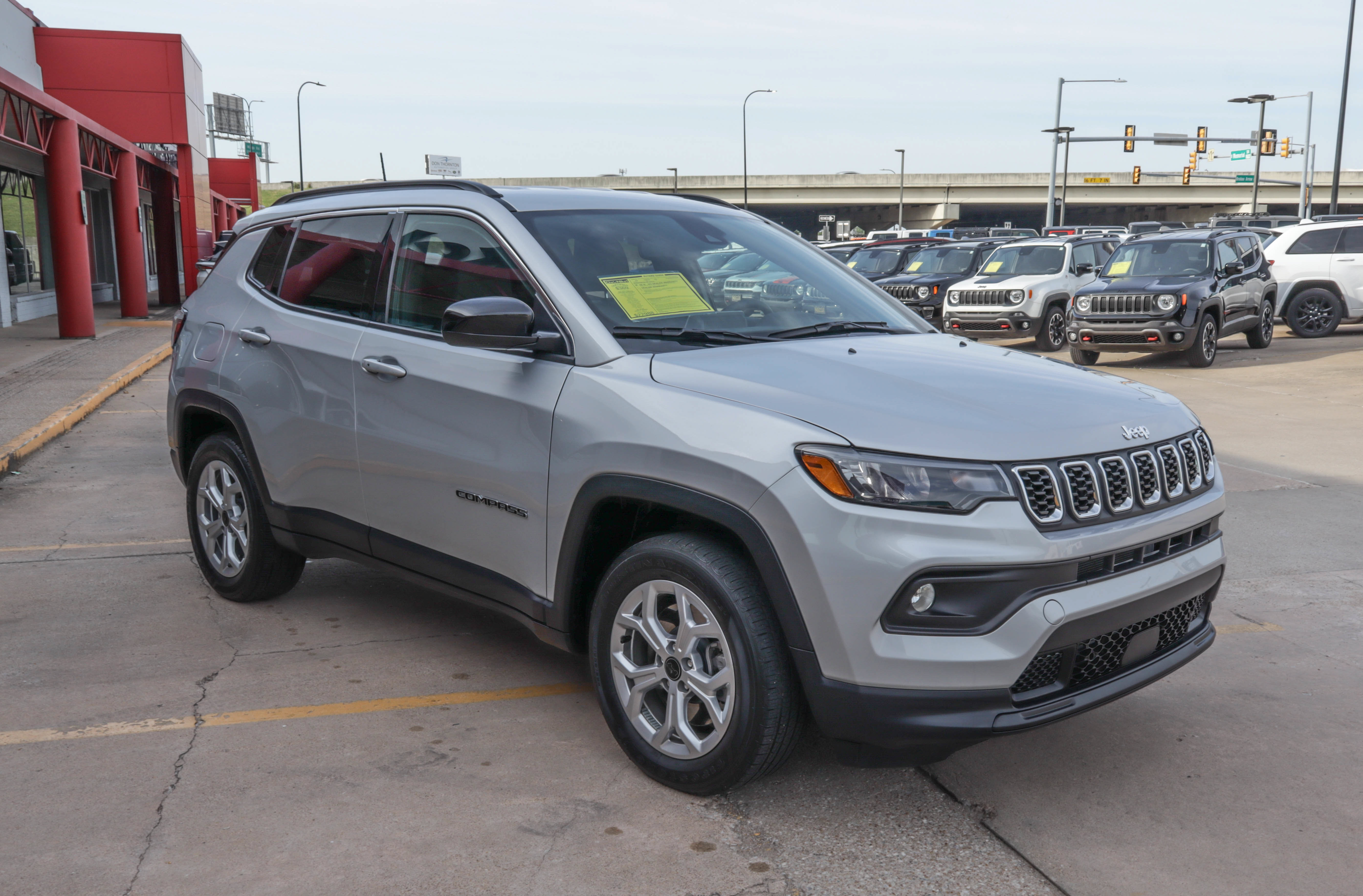 Used 2025 Jeep Compass Latitude AWD/4WD image 4