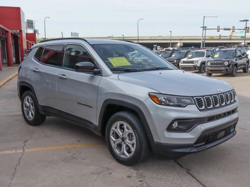 Used 2025 Jeep Compass Latitude AWD/4WD image 4