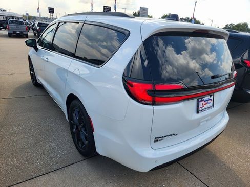 New 2026 Chrysler Pacifica Select w/ S Appearance Package image 3