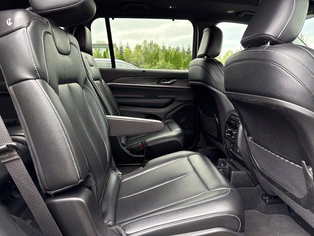Used 2024 Jeep Grand Cherokee L Limited w/ Luxury Tech Group II AWD/4WD image 11