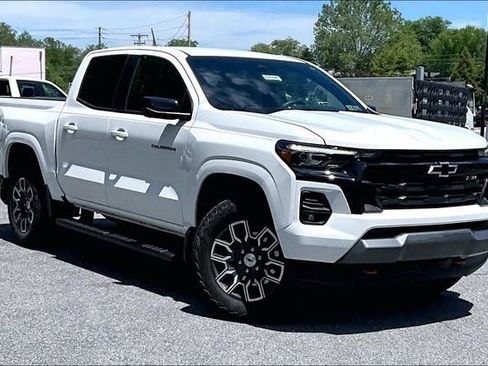 Used 2025 Chevrolet Colorado Z71 w/ Technology Package AWD/4WD image 3