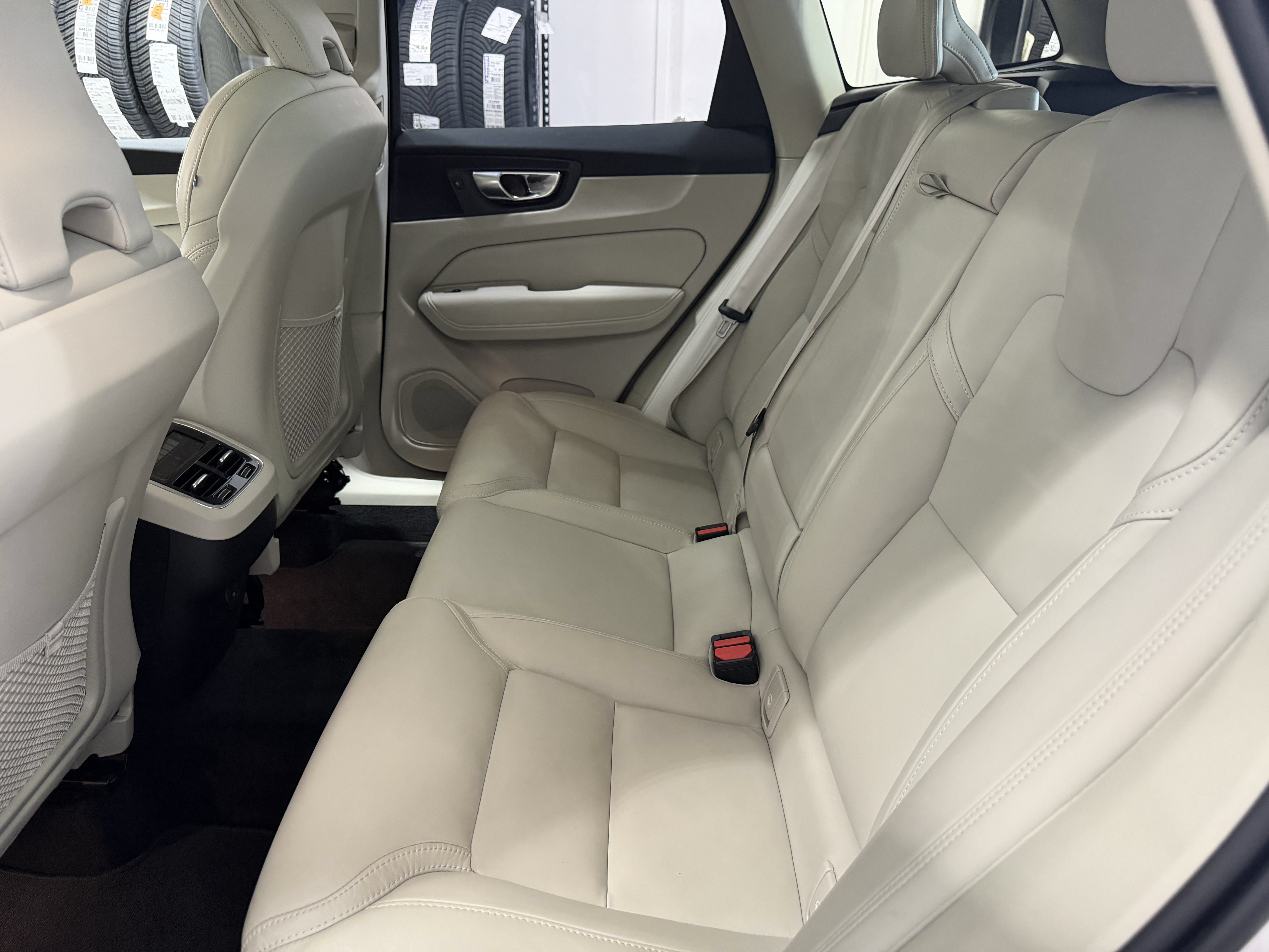 Used 2023 Volvo XC60 B5 Ultimate w/ Climate Package FWD image 21