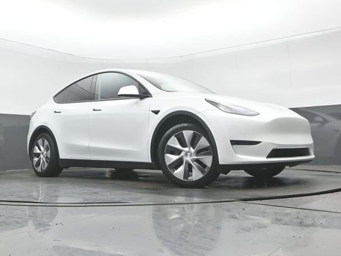 Used 2022 Tesla Model Y Long Range AWD/4WD image 28