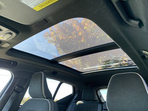 Used 2022 Volvo XC40 T5 R-Design w/ Advanced Package image 28