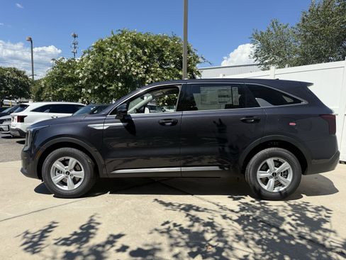 New 2025 Kia Sorento LX image 4