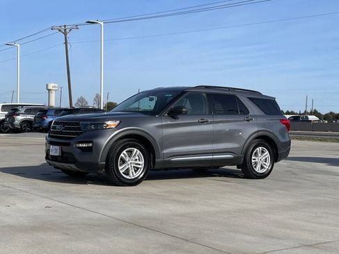 Used 2022 Ford Explorer XLT w/ Equipment Group 202A RWD image 2