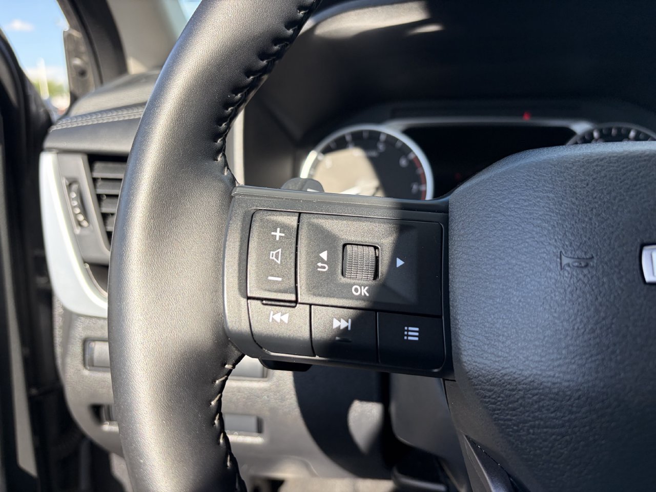 Certified 2025 Nissan Rogue SV FWD image 31
