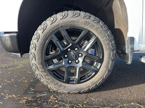 Used 2024 Chevrolet Silverado 1500 LT Trail Boss w/ Convenience Package II image 5