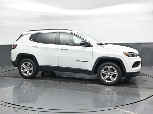 Used 2023 Jeep Compass Latitude image 4