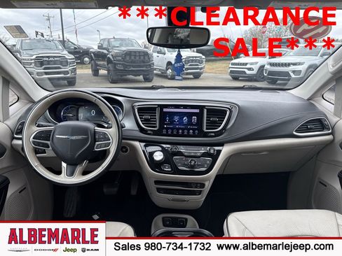 Used 2018 Chrysler Pacifica Limited image 39