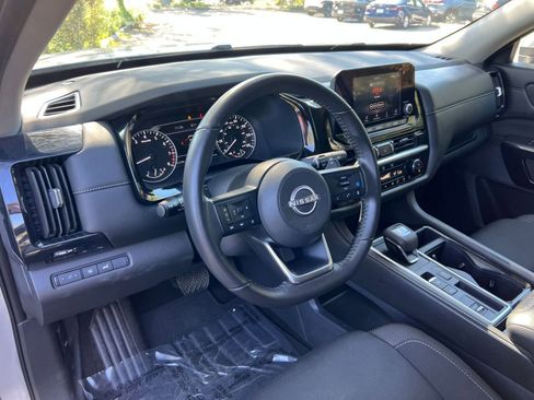 Used 2025 Nissan Pathfinder SV image 29
