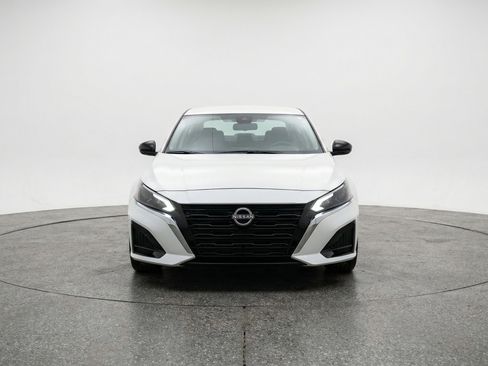 Used 2025 Nissan Altima 2.5 SV FWD image 2