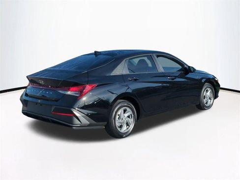 New 2026 Hyundai Elantra SE image 5