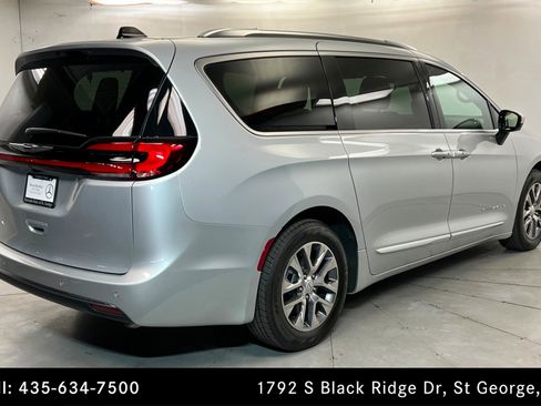 Used 2026 Chrysler Pacifica Pinnacle image 5