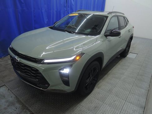 Used 2025 Chevrolet Trax ACTIV w/ Sunroof Package image 3