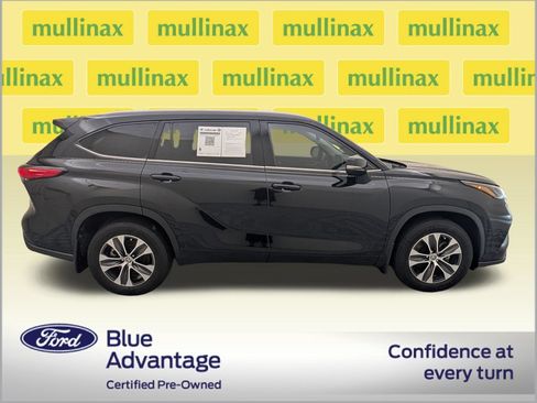 Used 2022 Toyota Highlander XLE AWD/4WD image 2