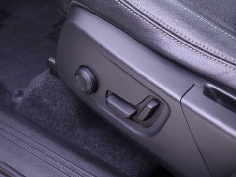 Used 2019 Volvo XC40 T5 Momentum image 20