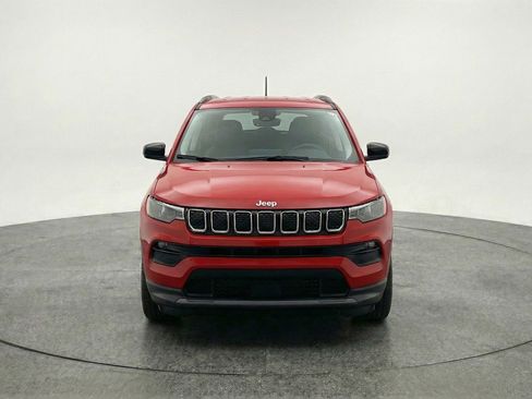 Used 2025 Jeep Compass Latitude AWD/4WD image 2