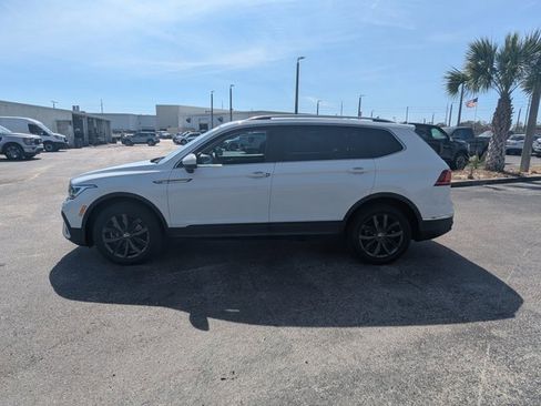 Used 2022 Volkswagen Tiguan SE w/ Panoramic Sunroof Package image 8