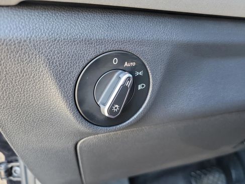 Used 2025 Volkswagen Jetta SE image 38