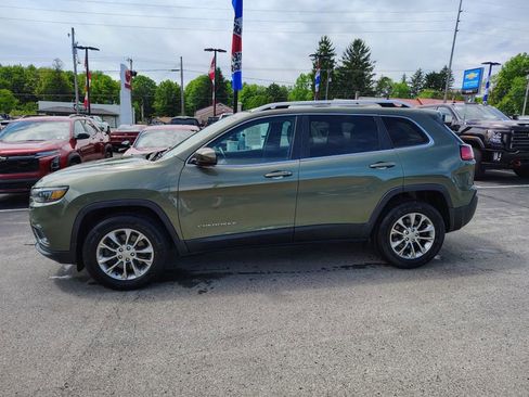 Used 2019 Jeep Cherokee Latitude Plus w/ Cold Weather Group AWD/4WD image 8