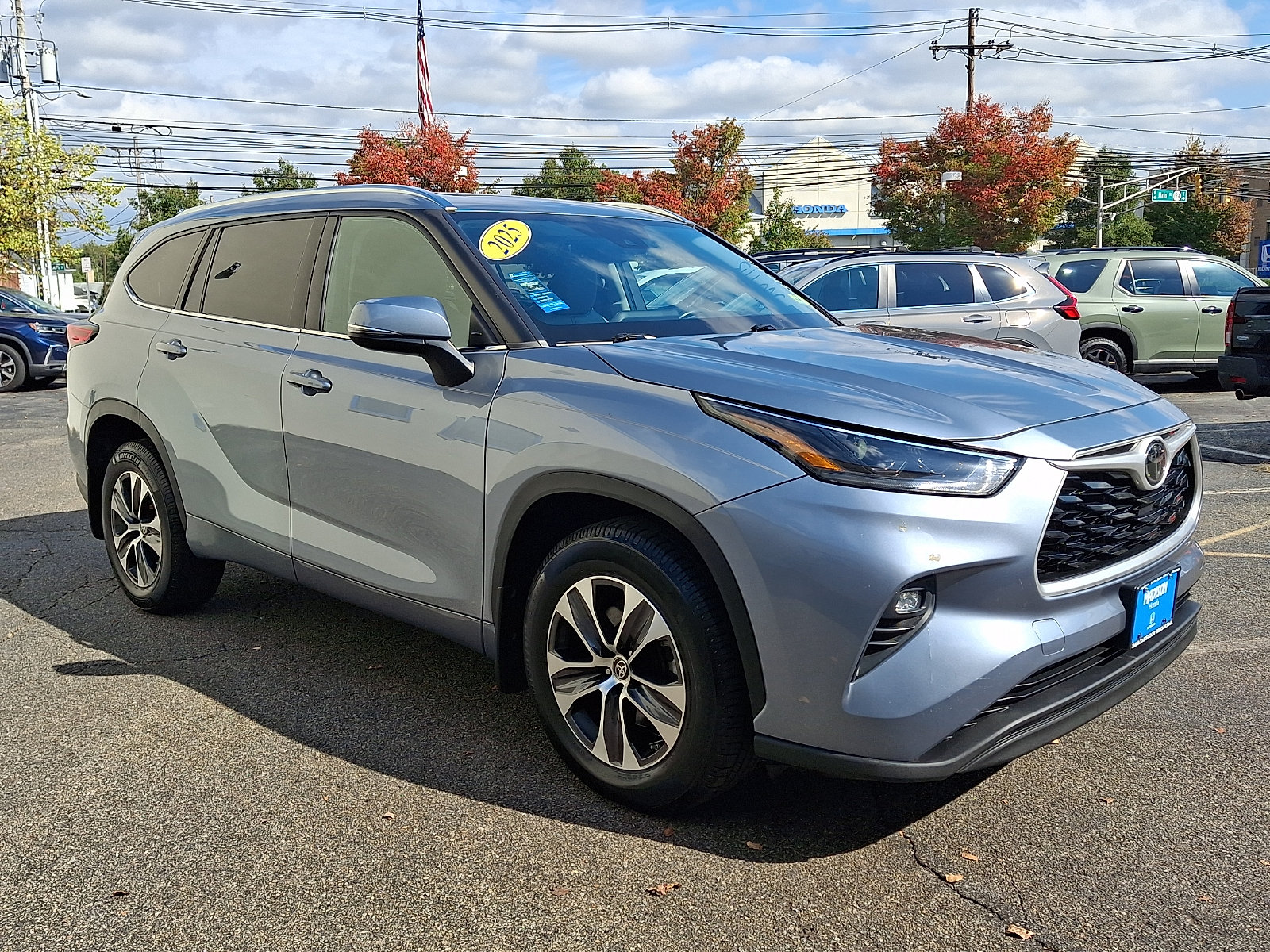 Used 2021 Toyota Highlander XLE AWD/4WD image 3