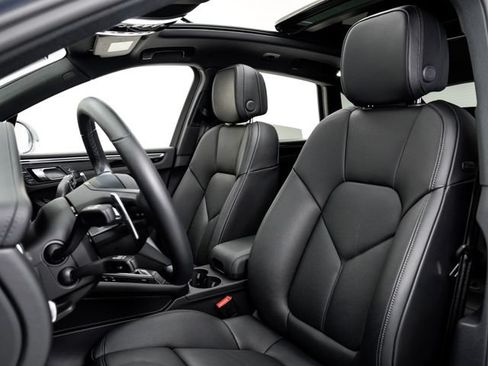 Certified 2026 Porsche Macan AWD/4WD image 5