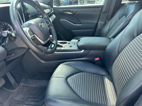 Used 2022 Toyota Highlander XSE FWD image 11